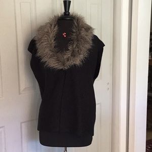 Premise sweater vest w/faux fur removable collar M